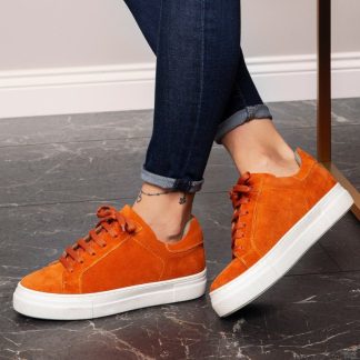 Turuncu süet kadın sneaker ayakkabı – yan ve üst detay görünümü